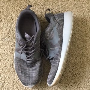 ✨SOLD✨ Women’s Nike Roshe Runs